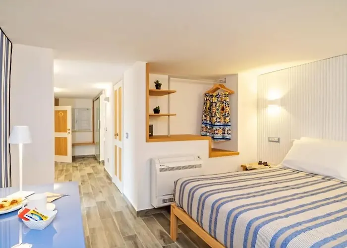 Grenilu Sea לינה וארוחת בוקר 4*